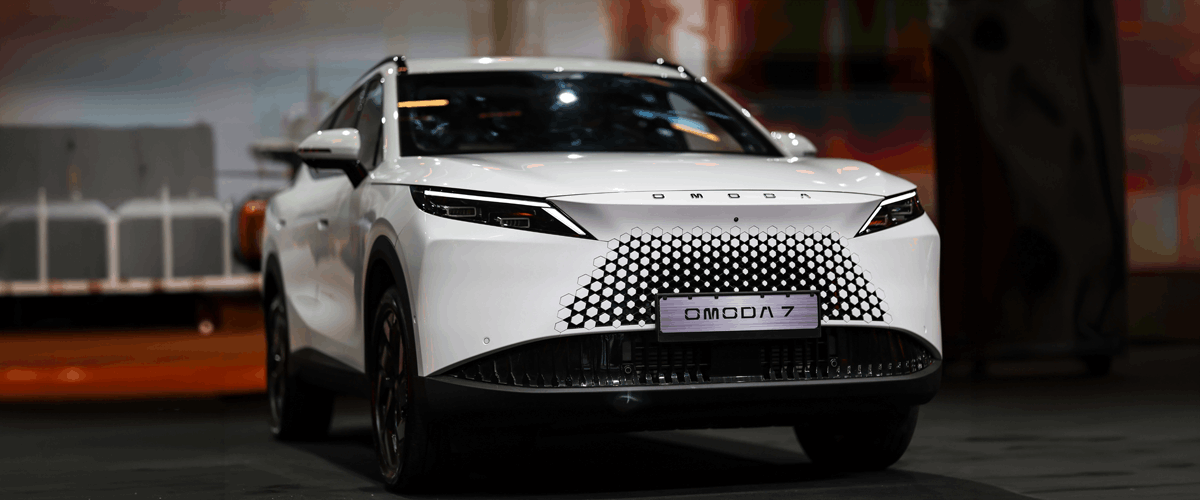 Beyaz renkli Omoda 7 modelinin ön ızgara ve far tasarımını gösteren yakın plan görseli