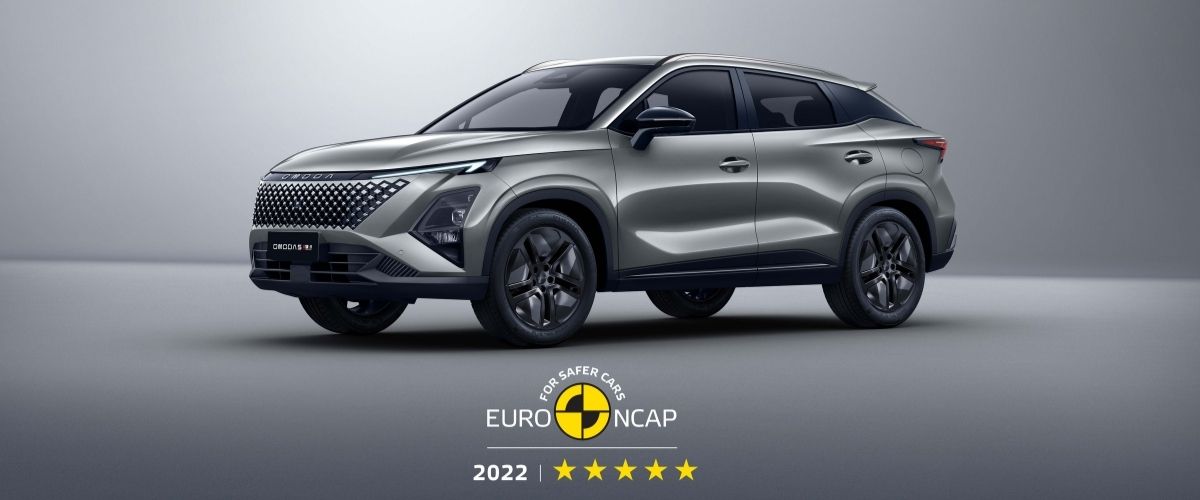 Euro NCAP 5 yıldız güvenlik derecelendirme logosu ile birlikte gümüş renkli OMODA 5