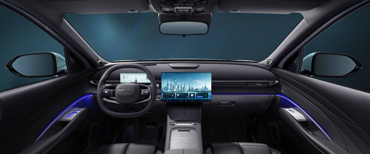 Mavi ambiyans aydınlatmalı OMODA 7 iç tasarımı ve ön konsoldaki 15,6 inç Star Track kayar ekran