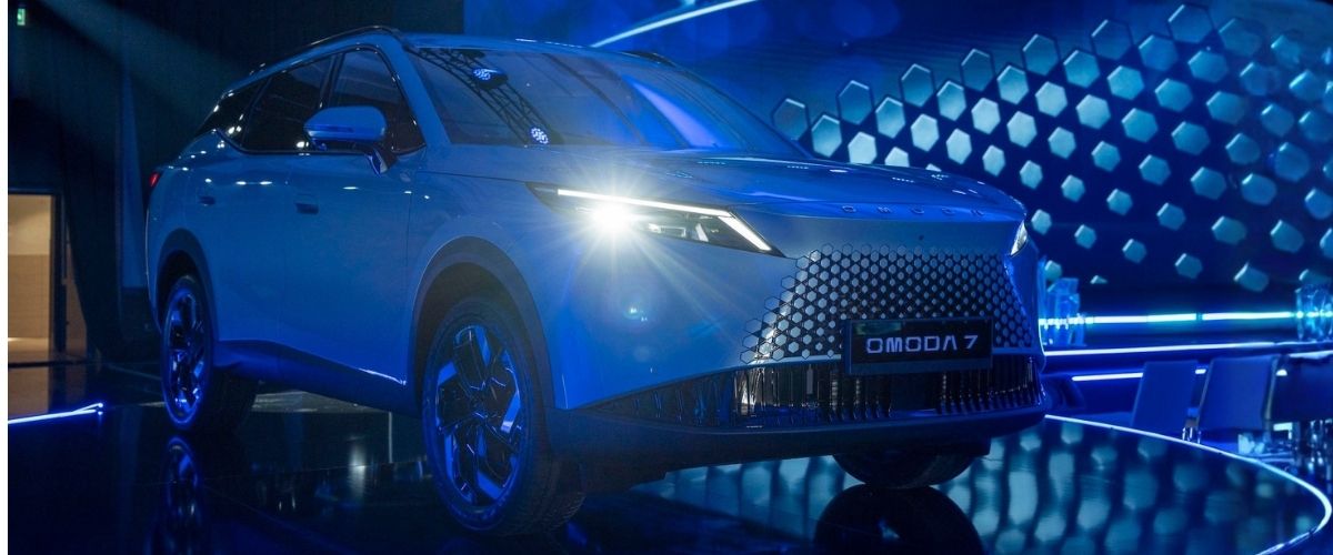 Türkiye lansmanında görkemli sahnede sergilenen yeni nesil akıllı SUV OMODA 7 modeli Title: OMODA 7 Akıllı SUV Türkiye Lansmanı