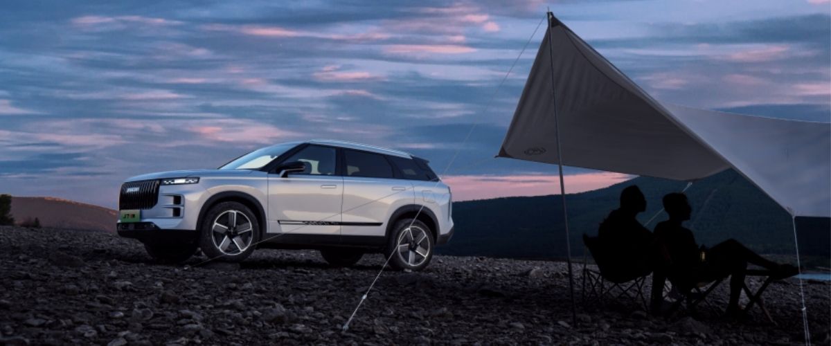Avrupa pazarında hızla büyüyen JAECOO 7 SUV modeli ve doğada kamp yapan kullanıcılar