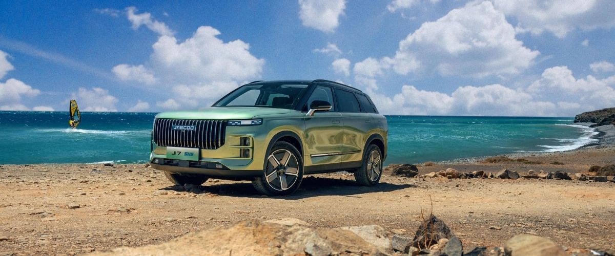 Deniz kenarında zorlu zemin koşullarında sergilenen yeşil renkli JAECOO 7 SUV modeli