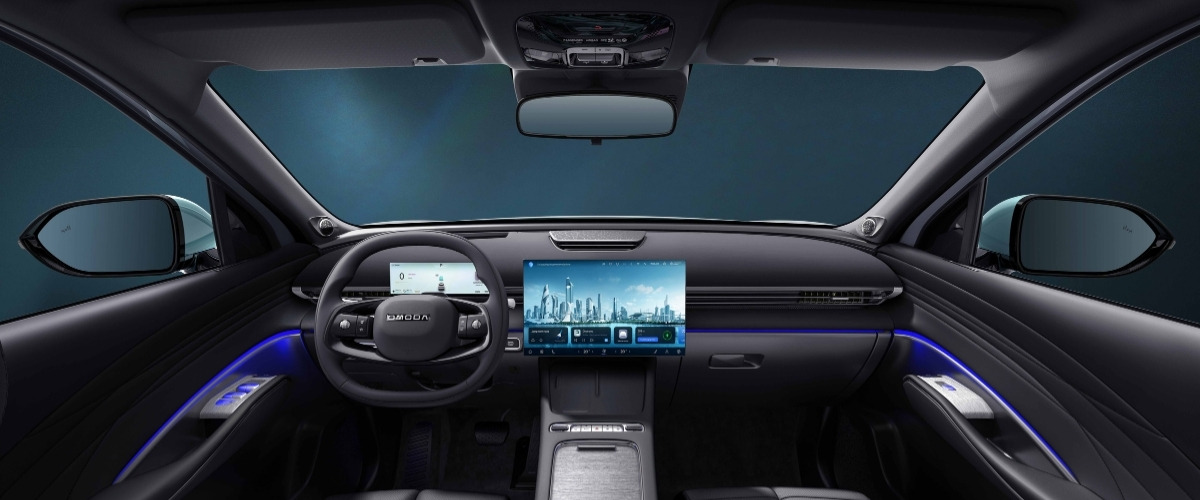 Yeni OMODA SUV modellerinin mavi ambiyans aydınlatmalı ve geniş ekranlı akıllı kabin içi tasarımı Title: Yeni OMODA SUV Akıllı Kabin Tasarımı