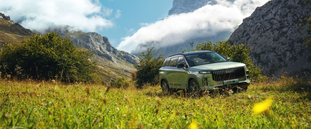 İtalya pazarında rekor satışlara ulaşan yeşil renkli JAECOO SUV modeli ve dağ manzarası