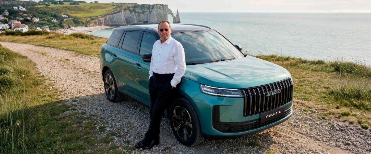 Dünyaca ünlü oyuncu Jean Reno, deniz kenarındaki uçurumlarda yeşil JAECOO SUV modeline yaslanıyor