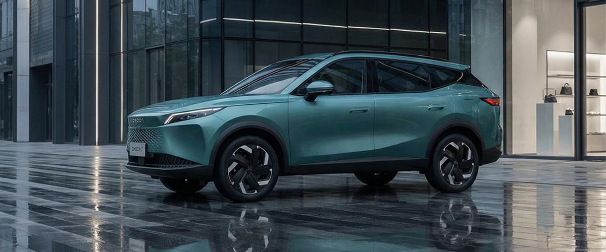 Modern şehir silüetinde sergilenen yeşil renkli OMODA 7 akıllı SUV modeli