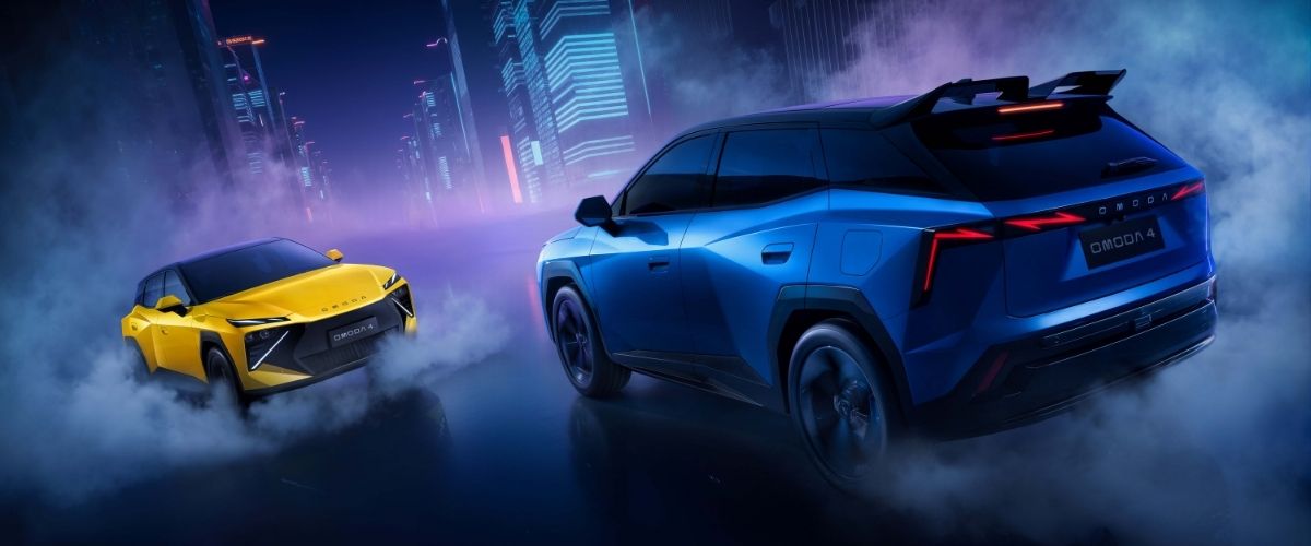 Fütüristik şehir konseptinde sergilenen mavi ve sarı renkli yenilikçi OMODA 4 SUV modelleri