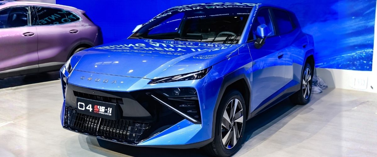 Pekin Otomobil Fuarı'nda sergilenen mavi renkli akıllı hibrit OMODA 4 SUV aracı