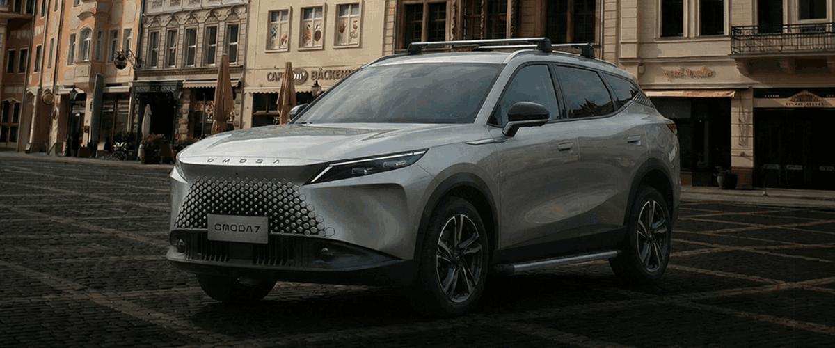Tarihi Avrupa sokaklarında park halinde duran gümüş renkli yeni OMODA 7 akıllı SUV modeli