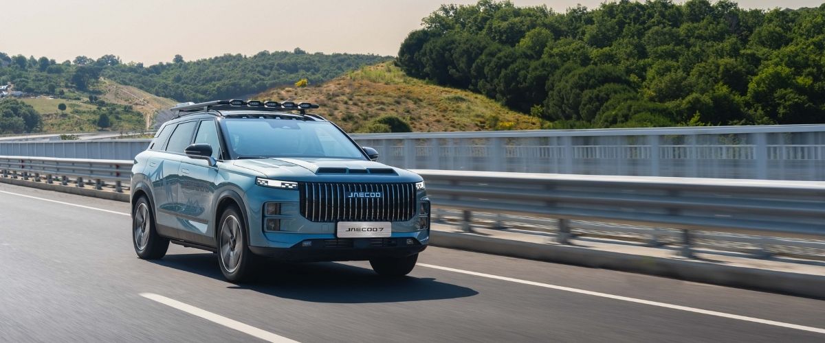 Avrupa otoyollarında tavan bagajıyla ilerleyen doğa ve şehir odaklı yeşil JAECOO 7 SUV modeli
