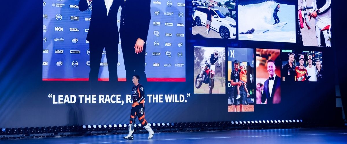 Chery Uluslararası İş Konferansı strateji lansmanında sahne alan motosiklet yarış tulumlu kullanıcı temsilcisi