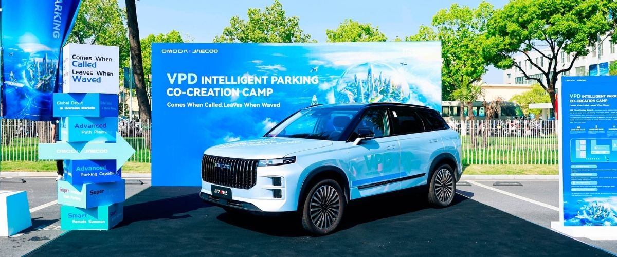 Chery Uluslararası İş Zirvesi akıllı park teknolojisi test alanında sergilenen beyaz JAECOO 7 aracı