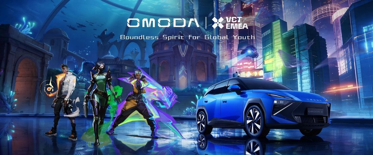 VALORANT Champions Tour EMEA iş birliği kapsamında oyun karakterleri ile sergilenen mavi OMODA 4 modeli