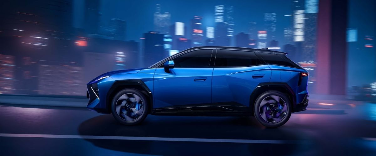 Gece neon ışıklı modern şehir sokaklarında hızla ilerleyen dinamik mavi renkli OMODA 4 SUV modeli