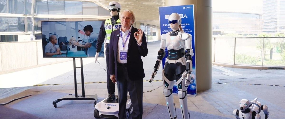 Moganshan Konferansı'nda sergilenen insansı robot Mornine, akıllı trafik polisi robotu ve teknoloji uzmanı
