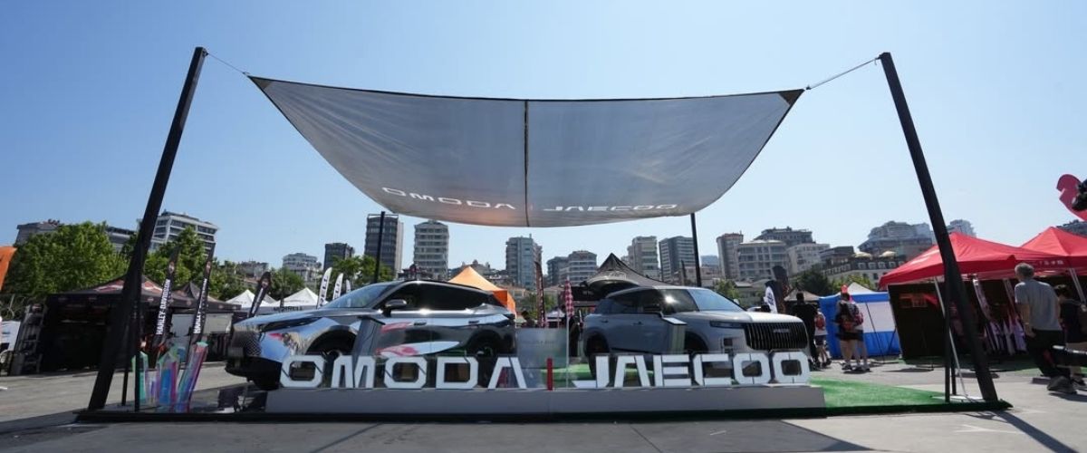 Big Boyz Festivali'ndeki özel stant alanında sergilenen OMODA ve JAECOO SUV modelleri
