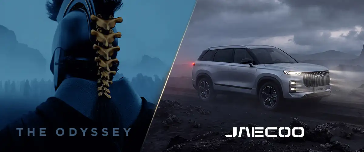 İkiye bölünmüş konsept görselde The Odyssey filminden fütüristik kasklı bir karakter ve zorlu arazide ilerleyen gümüş renkli JAECOO 7 SUV modeli