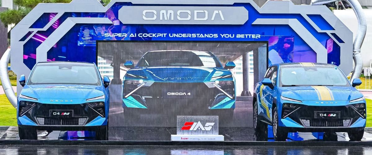 Super Intelligent Experience Lab etkinliğinde "Super AI Cockpit" temalı sahnede sergilenen mavi renkli iki adet OMODA 4 modeli.