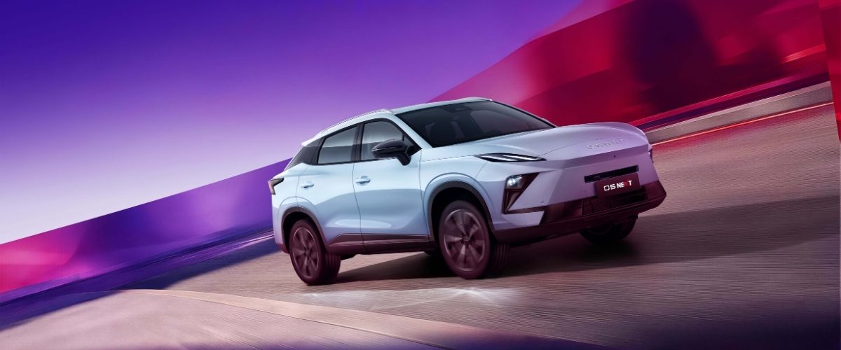 Mor ve fuşya renkli fütüristik bir arka planda hareket halinde olan açık mavi OMODA X SUV modeli.