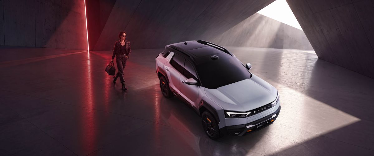 Modern ve fütüristik bir mimari alanın içinde sergilenen dünyanın ilk CROSS OFF-ROAD modeli yeni OMODA X